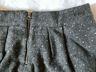 Minifalda de invierno gris con puntos. 2 bolsillos