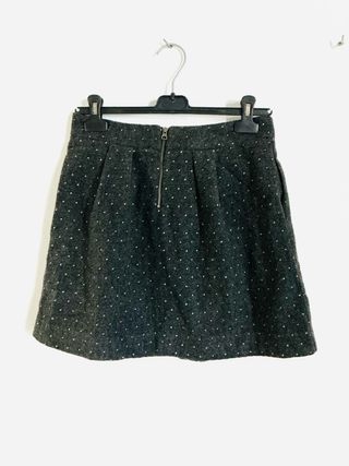 Minifalda de invierno gris con puntos. 2 bolsillos
