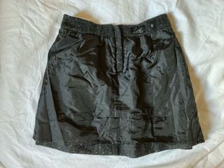 Minifalda de invierno gris con puntos. 2 bolsillos