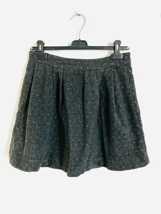 Minifalda de invierno gris con puntos. 2 bolsillos