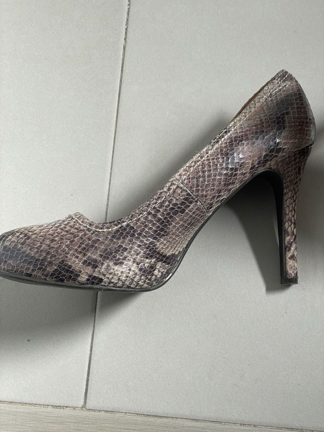 Zapatos de tacón con estampado de serpiente