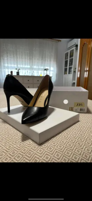 Zapatos de tacón Guess negros