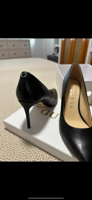 Zapatos de tacón Guess negros