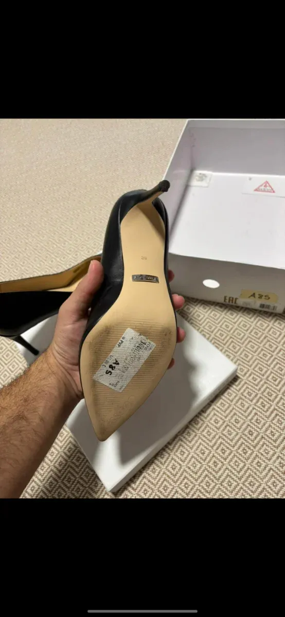 Zapatos de tacón Guess negros