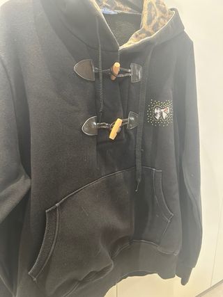 Felpa nera con cappuccio e dettagli