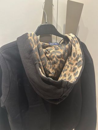 Felpa nera con cappuccio e dettagli