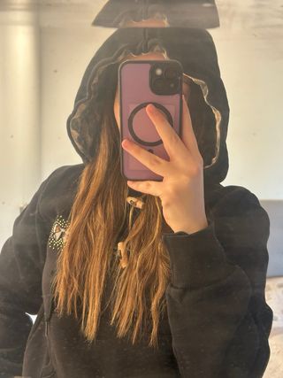 Felpa nera con cappuccio e dettagli