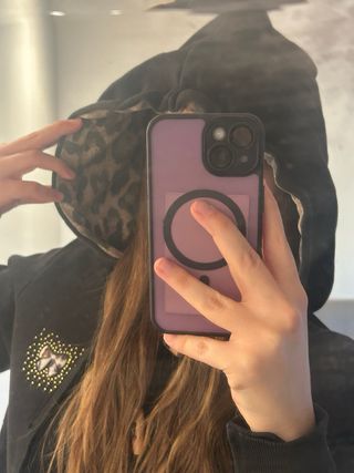 Felpa nera con cappuccio e dettagli