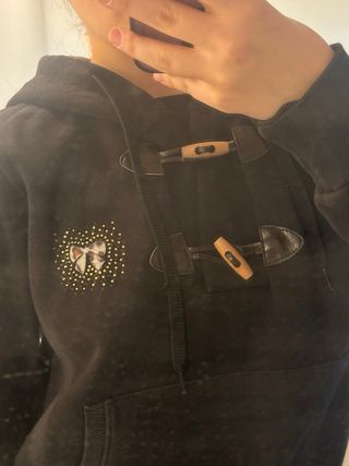 Felpa nera con cappuccio e dettagli