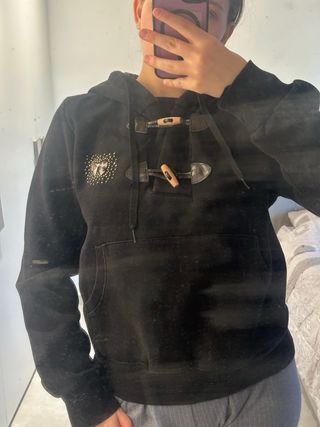 Felpa nera con cappuccio e dettagli