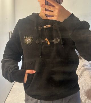 Felpa nera con cappuccio e dettagli