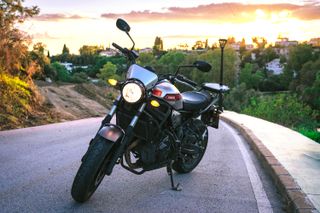 Yamaha XSR700 completamente equipada