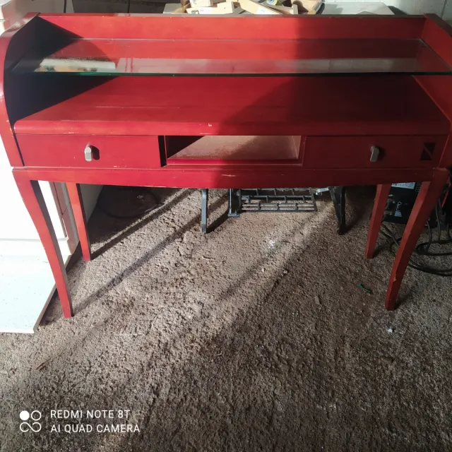 Escritorio de caoba con estante de cristal.