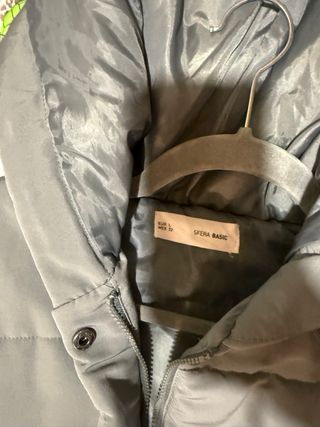 Chaleco acolchado gris con capucha