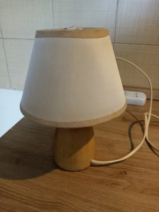 Lampada da tavolo in legno e tessuto