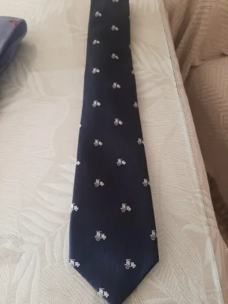 Corbata azul con estampado de tractores