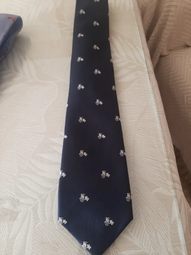 Corbata azul con estampado de tractores