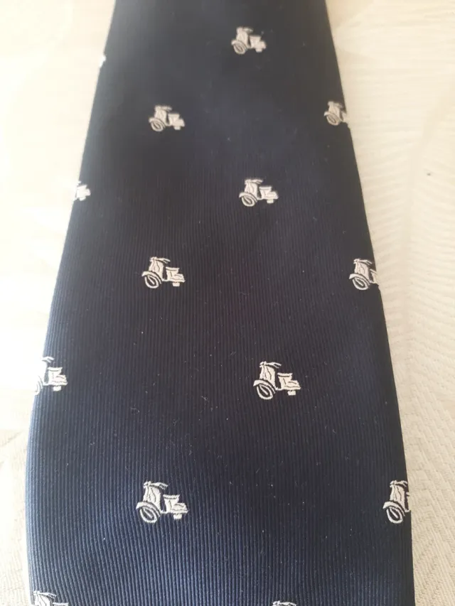 Corbata azul con estampado de tractores