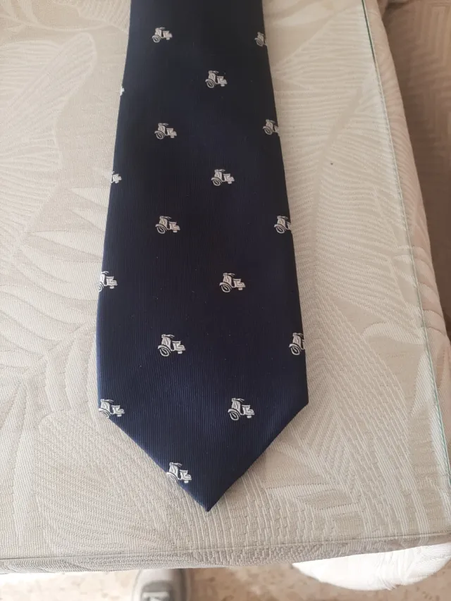 Corbata azul con estampado de tractores