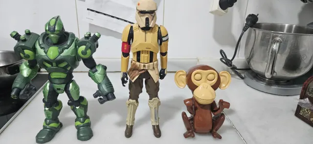 Lote 3 figuras acción: Robot, Soldado, Mono