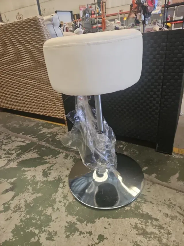 Taburete acolchado beige y plateado