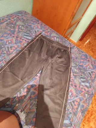 Pantalones grises con detalles rosas