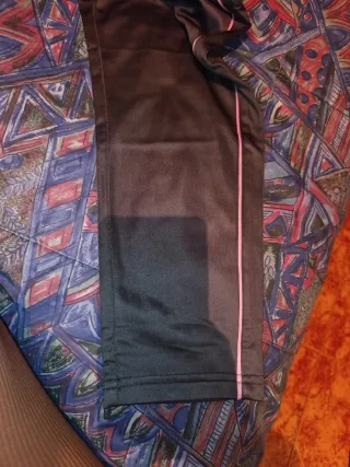 Pantalones grises con detalles rosas