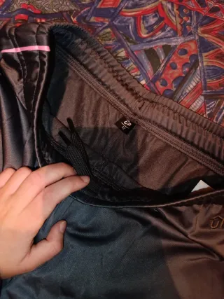 Pantalones grises con detalles rosas