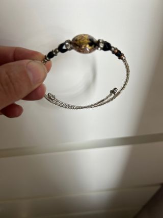 Pulsera con cuentas doradas y negras