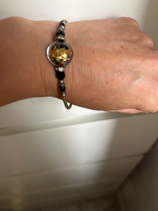 Pulsera con cuentas doradas y negras