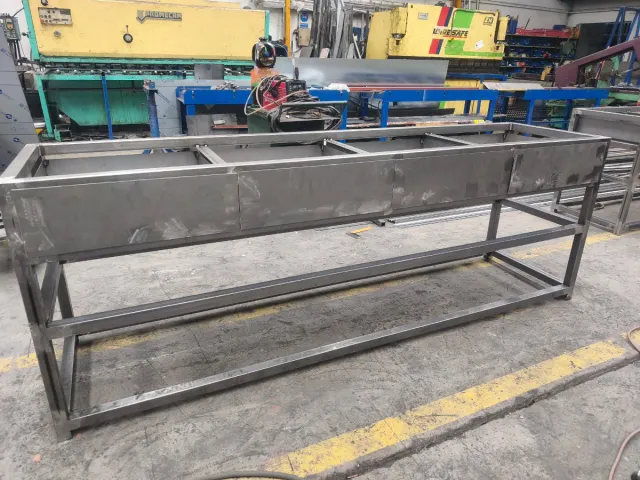 Mesa de trabajo metálica con cajones