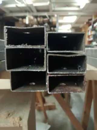 Estantería de metal y madera