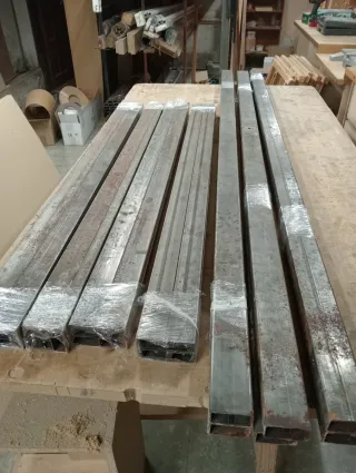 Estantería de metal y madera