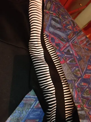 Sudadera negra con detalles blancos