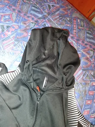Sudadera negra con detalles blancos