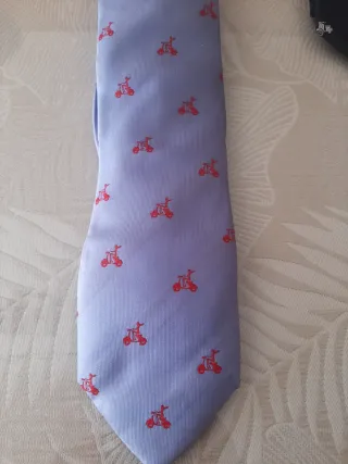 Corbata azul con estampado de vespas rojas