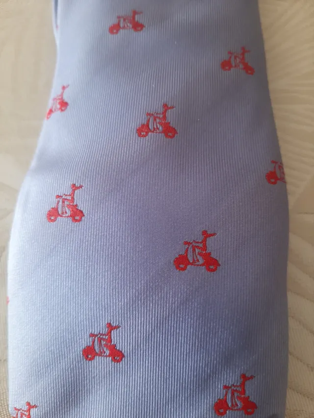 Corbata azul con estampado de vespas rojas