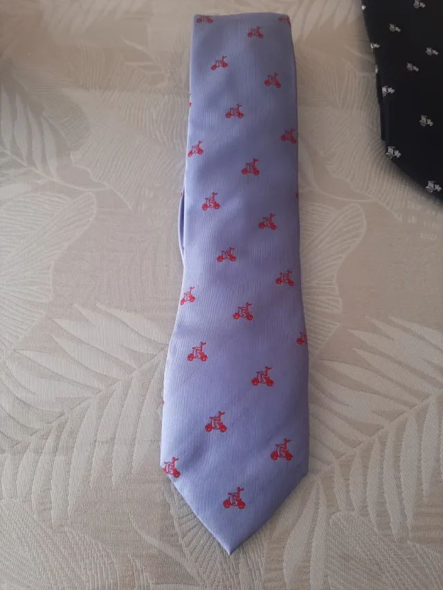 Corbata azul con estampado de vespas rojas