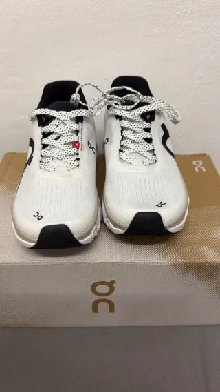 Zapatillas On Running Blancas y Negras