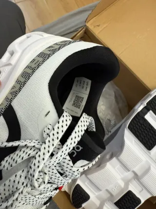 Zapatillas On Running Blancas y Negras