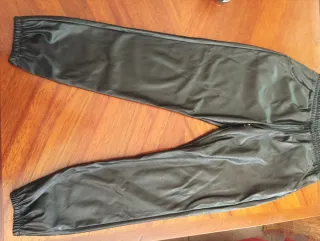 Pantalones negros efecto piel