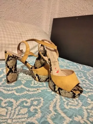 Sandalias de tacón estampado serpiente