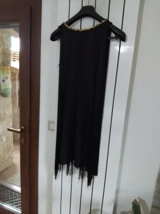 Vestito nero con bordo dorato