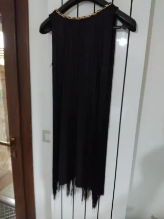 Vestito nero con bordo dorato