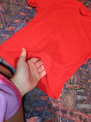 Camiseta roja de manga corta