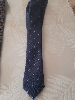 Corbata azul con microestampado