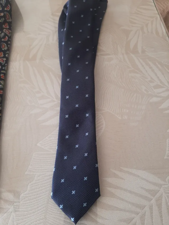 Corbata azul con microestampado