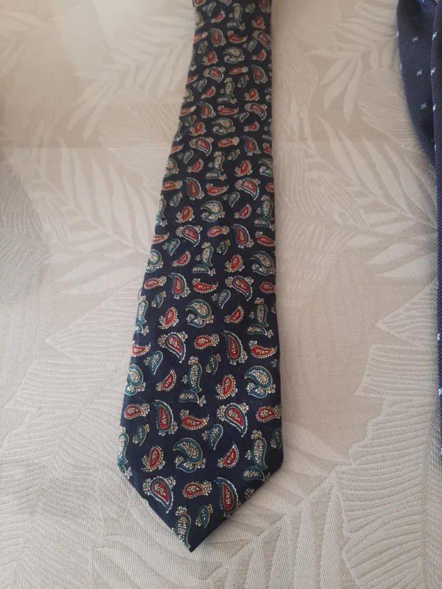 Corbata azul con microestampado