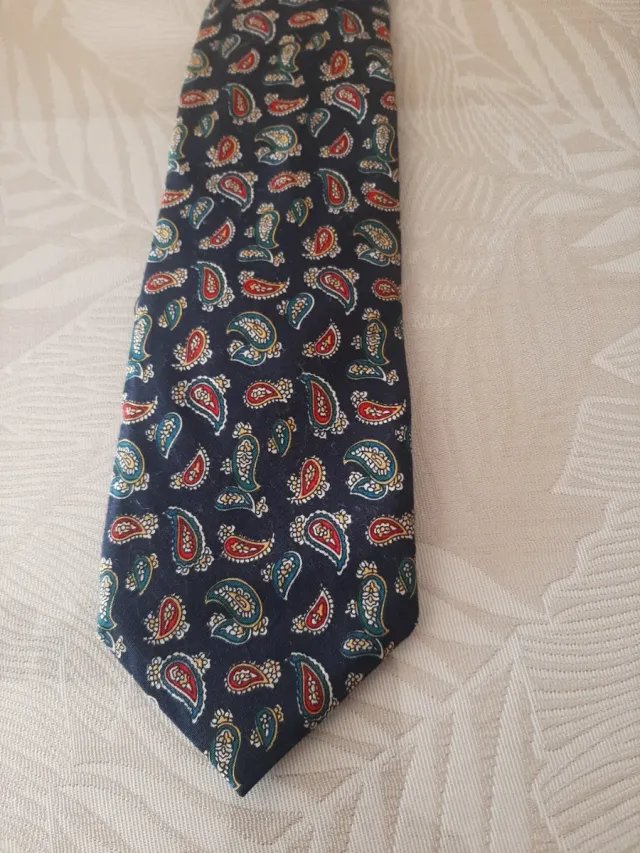 Corbata azul con microestampado