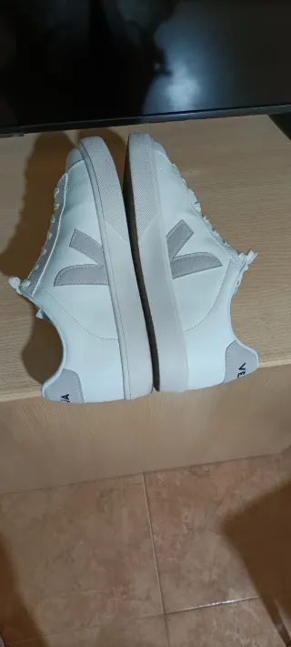 Zapatillas Veja Blancas y Grises Nuevas